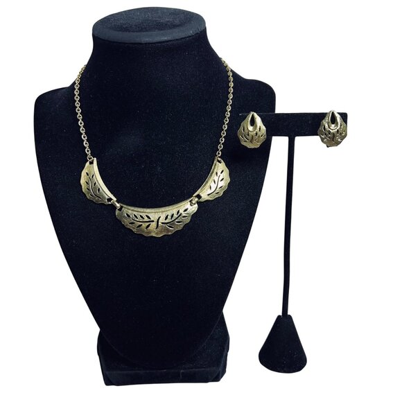 Unbranded Jewelry - Vintage Gold Tone Leaf Bib Necklace And Clip On Earrings Set (5726)